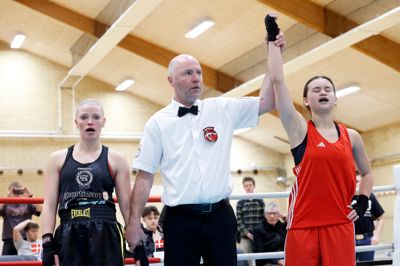 Cassandra Brandt fra Talent BK i Sdr. Felding i rødt fik 25 point i hendes kamp mod den 16 år ældre Mathilde Vagn Ohrt fra Lemvig BK. Der er ingen vindere i diplomboksning, hvor bokserne vurderes ud fra deres tekniske kunnen og kan blive diskvalificeret, hvis de slår for hårdt.