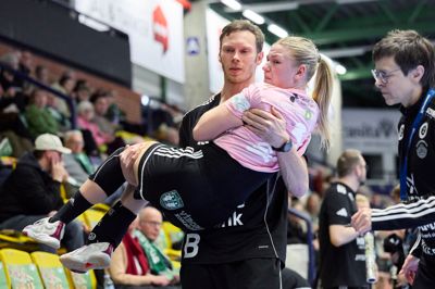 Annika Solberg var i store smerter, da Klaus Thomsen bar hende i omklædningsrummet.