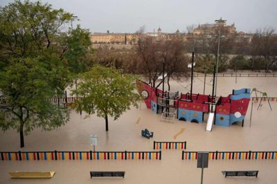 En legeplads er oversvømmet af floden Guadalquivir i den spanske by Cordoba lørdag. Både Spanien og Portugal forbereder sig på, at et nyt uvejr rammer den Iberiske Halvø, hvor massive regnskyl i forvejen har skabt ødelæggende oversvømmelser.