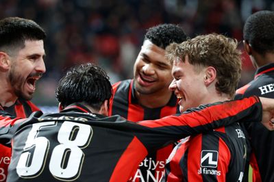 Fællesjubel i ulveflokken efter 2-0-målet. Victor Bak har lige flugtet karrierens hidtil flotteste seniormål i nettet og bliver tiljublet af Martin Erlic, Aral Simsir, Pedro Bravo og flere andre.