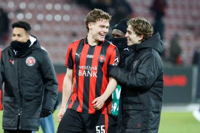 Victor Bak (i.m.) stråler af glæde efter en FCM-sejr. Nu stråler venstrebacken over at være udtaget til det danske A-landshold for første gang i sin karriere.