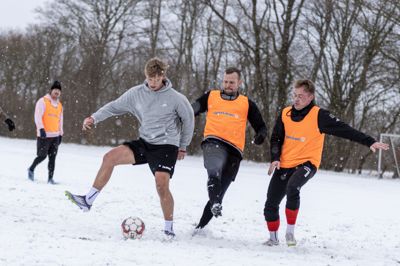 Kun otte spillere deltog i årets første træning i sneen, men yderligere otte mødte op, og Sparkær IF's førsteholdstrup ser ud til at være intakt forud for foråret i serie 2.