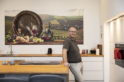 Der er masser af plads i køkkenet i det store hus uden for Brande, som Henrik Christiansen selv har bygget.
