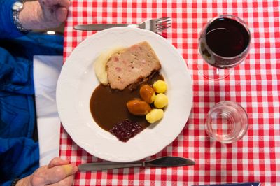 Nu er maden blevet billigere for de borgere, som er visiteret til måltider i Ikast-Brande. Billedet her er ikke fra kommunens køkken, men fra et andet arrangement blandt seniorer i Ikast-Brande, så rødvinen - den må de ældre medborgere trods alt selv stå for.