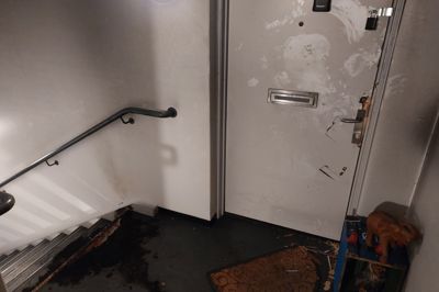 Den påsatte brand mandag aften er tilsyneladende startet ude i opgangen i boligblokken på H.C. Ørstedsvej midt i Herning. Ilden har ikke bredt sig ind i nogen af lejlighederne.