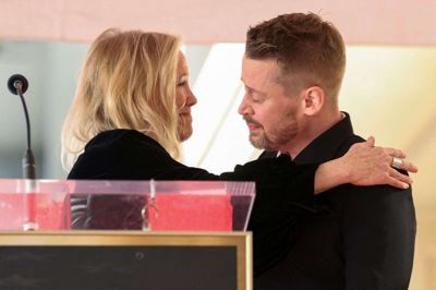 Catherine O'Hara er især kendt for sin rolle som mor til Kevin, spillet af Macaulay Culkin, som familien glemmer, i filmene "Alene hjemme", som sendes hver jul. Da Macaulay Culkin i 2023 modtog en flise på Hollywoods Walk of Fame, holdt Catherine O'Hara tale for ham. (Arkivfoto).