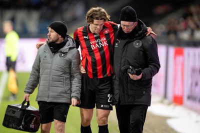 FCM-anfører Mads Bech Sørensen måtte humpe fra banen i kampen mod FC København. Han ventes ude i mindst fire uger med en knæskade.