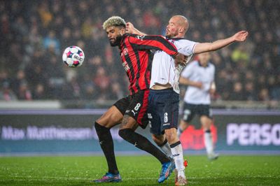 Det bliver ofte intenst og medlevende, når FC Midtjylland og AGF - her repræsenteret ved Philip Billing og Nicolai Poulsen - støder sammen på græsset. Men også uden for er der gnister mellem klubrivalerne.