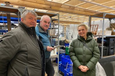Thomas Jensen (tv) og datteren Rikke Jensen fra Brasserie Aadalen i Harlev havde de store indkøbsposer med, da de købte ind hos Hans Iversen. Han sælger ud af Jysk Festudlejning, og i weekenden kan private også kigge forbi - også selvom man ikke har behov for så store mængder.