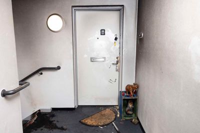 Det var øverst i opgangen på H.C Ørsteds Vej 22D, at der 9. februar om aftenen udbrød brand. En beboer i opgangen blev sigtet og varetægtsfængslet. Torsdag blev han frifundet i sagen og kunne forlade retten som en fri mand.
