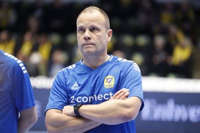 Cheftræner Claus Mogensen erkender, at spillet ikke sprudler for Ikast Håndbold, men lige har sejrene førsteprioritet, siger han.