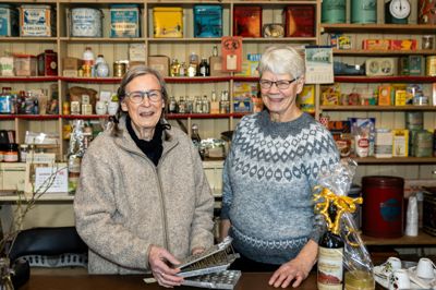 Liselotte Møller Pedersen (t.v.) og Johanne Kristensen stod klar bag disken til en vinterferie-snak, da redaktionen kørte forbi Den Gamle Købmandsgaard i Uhre.