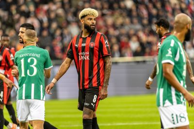 Philip Billing er vant til at tage ansvar på banen for FC Midtjylland. Men i de næste fire-seks uger bliver det også synligt på overarmen. Den 29-årige midtbanegeneral overtager nemlig anførerbindet i Mads Bechs fravær.