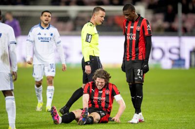 Mads Bech Sørensen tog sig med det samme til venstre knæ efter den uheldige duel. Han kunne mærke, at noget var galt med ledbåndene.