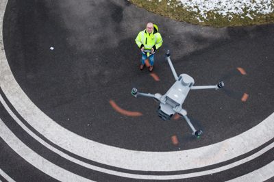 Morten Holck står normalt ved Hal K ved messecentret, når han flyver med sin drone. Her er billedet taget ved det runde - og i øvrigt tomme - parkeringsområde foran MCH Arena.