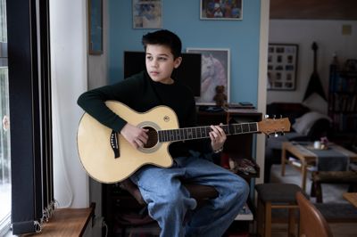 13-årige Nathaniel Bayangan Mogensen fra Haunstrup deltager i MGP 2026. Hans far lærte ham at spille guitar som helt ung, og musik har altid været hans store interesse.