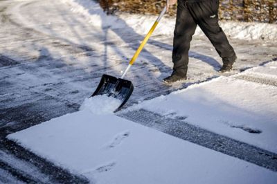 Årets første måneder har været præget af sne og frostgrader. Det har medført flere skadeanmeldelser i forbindelse med snerydning og glatte veje, oplyser Gjensidige. (Arkivfoto).