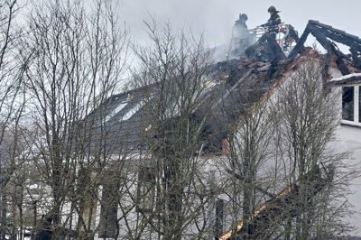 Huset på Gedhusvej er ubeboeligt efter branden torsdag. Ilden raserede den østlige ende af huset, og resten af huset er røgskadet.