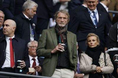 Sir Jim Ratcliffe (i midten) har været medejer i Manchester United i godt to år. (Arkivfoto).