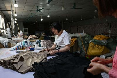En syerske producerer tøj på en fabrik i det sydlige Kinas Guangdong-provins. Tøjet skal senere sælges via netbutikken Temu, som har indgået en aftale om affaldshåndtering. (Arkivfoto).