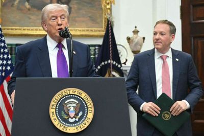 USA's præsident, Donald Trump, meddeler torsdag aften, at han omgør en videnskabelig afgørelse fra 2009, der siger, at udledning af drivhusgasser truer folkesundheden. Ved siden af ham ses chefen for den amerikanske miljøstyrelse (EPA), Lee Zeldin.