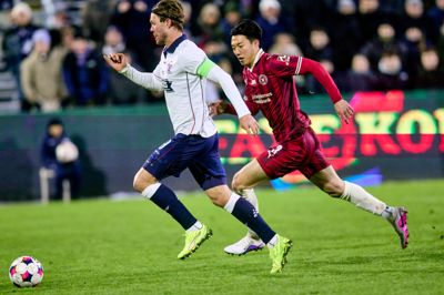 Han-Beom Lee (t.h.) jagter AGF-anfører Patrick Mortensen under klubbernes første semifinale på Ceres Park Vejlby i Aarhus. Ulvene har nu et godt udgangspunkt inden returkampen på MCH Arena 8. marts.