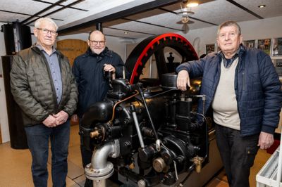 I midten ses Jens Peder Kristiansen, der som bestyrelsesformand i Aulum Møllelaug er stolt af det enorme arbejde, en gruppe frivillige har lagt i at få istandsæt den gamle motor. Med på billedet er to af de tre frivillige, Svend Erik Kiilerich (t.h.) og Jens Peder Pedersen. Fraværende var Kim Laursen.