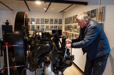 Motorgruppen - her er det Svend Erik Kiilerich - har opbygget en enorm viden om motoren.