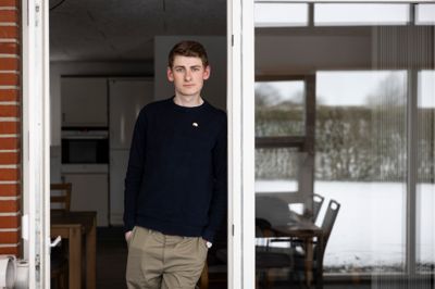 Marcus Juul Grønbæk bor hjemme hos forældrene i Vorgod-Barde. Det bliver han ikke ved med, men han bliver boende i lokalområdet. Han blev uddannet finansøkonom i sidste måned, og han håber at kunne finde et bankjob i Ringkøbing, så han er tæt på rådhuset i Ringkøbing, hvor de politiske møder foregår.