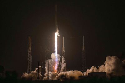 Nasa og SpaceX har fredag sendt Crew-12-missionen af sted til den Internationale Rumstation (ISS). Besætningen består fire medlemmer, der skal lave forskning på rumstationen.