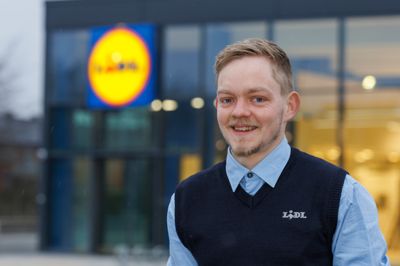 29-årige Simon Welander har stor erfaring fra servicebranchen, hvor han fik sin første lederstilling som 22-årig. Nu skal han stå i spidsen for Hernings nye Lidl-butik.
