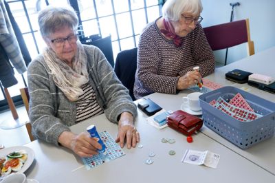Ebba Jensen (t.v) og Karin Sneibjerg er veninder og tager til banko sammen, så ofte de kan komme til det.