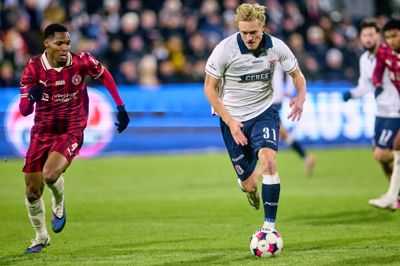 AGF's topscorer Tobias Bech (t.h.) har været gentand for en vis magtkamp uden for kridtstregerne. Det har givet genlyd, at FC Midtjylland forsøgte at købe ham i slutningen af vinterens transfervindue. I pokalopgøret havde Ousmane Diao (t.v.) og resten af FCM-forsvaret dog godt styr på 23-årige Bech.