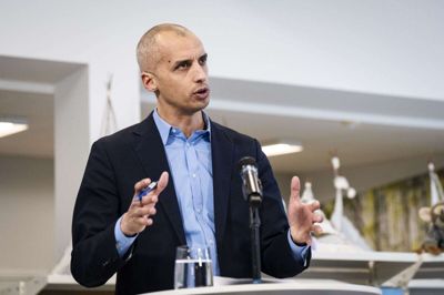 Mattias Tesfaye (S) har siden 15. december 2022 været børne- og undervisningsminister. Nu spiller han ud med at fjerne tal og bogstaver fra børnehaven. (Arkivfoto).