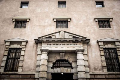 En mand, der ifølge politiet blev offer for et drabsforsøg i juni 2024 vidnede fredag mod en 27-årig, der er tiltalt for at muliggøre drabsforsøget ved at dele mandens CPR-oplysninger. (Arkivfoto).