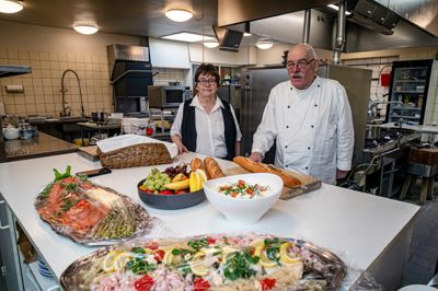 Selv om de nu har sat Mønsted Kro til salg, agter Margit og Frank Kudal ikke at løbe af pladsen, og de vil fortsat tilbyde kromad og selskaber, indtil en køber har meldt sig på banen.