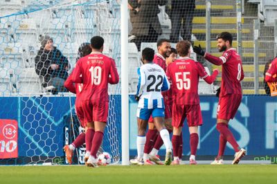 Midtjysk jubel og fynsk skuffelse. Tre gange kunne holdkammeraterne lykønske Júnior Brumado efter scoringer. Den store brasilianer scorede hattrick, og han spillede endda kun 45 minutter.