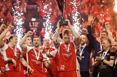 Aalborgs René Antonsen med pokaltrofæet efter Aalborgs suveræne sejr over TMS Ringsted i Final4-finalen i Boxen.