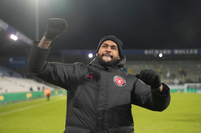 Júnior Brumado jubler ud mod FCM-fansene efter 4-1-sejren over OB. Brasilianeren så hele anden halvleg fra bænken på grund af nogle småproblemer med knæ og ankel. De genererede ham dog ikke i første halvleg, hvor han scorede tre mål.