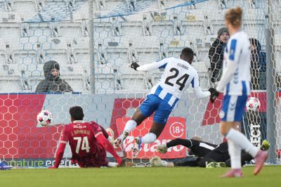 Junior Brumado kaster sig og får trykket den løse bold over målstregen efter Aral Simsirs afslutning.