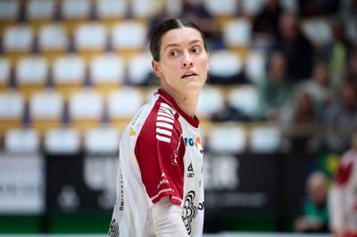 Anfører Stine Skogrand og resten af Ikast-kvinderne havde en svær eftermiddag på Fyn og endte med et stort nederlag. Nu venter Team Esbjerg i DM-semifinalerne..