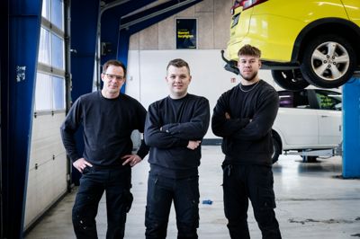 HC Automobilservice har også en stand på Kibæk Messe, der finder sted på lørdag. Fra venstre: Indehaver Henrik Christensen med mekanikerne Marcus Madsen og Nicolaj Dyrvig Lund.