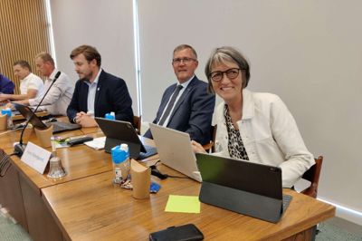 Anette Ørbæk Andersen har opsagt sin stilling i Ringkøbing-Skjern Kommune. Hun deltager som direktør stort set altid i byrådsmøderne fra tilhørerpladserne, men en enkelt gang var hun standin for kommunaldirektøren, der var på ferie, så indtog hun pladsen ved siden af daværende borgmester Hans Østergaard (V).