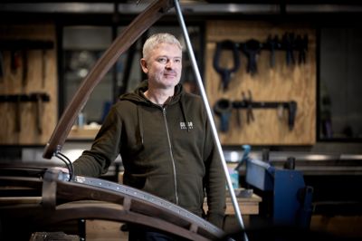 Gubsø Garage blander to tilsyneladende uforenelige forretninger, nemlig bilværksted og eventsted. Alligevel har Marc Vogel og hans hold af medarbejdere formået at skabe harmoni og sammenhæng mellem de to i en hyldest til det gode håndværk.