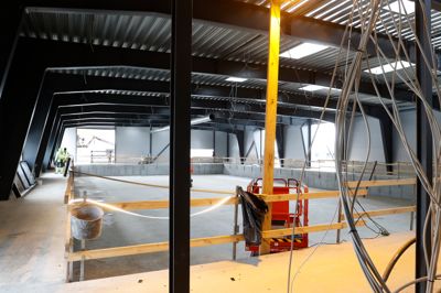 Snart bliver det store betonhul dækket af sand, så eleverne dygtiggøre sig her under uddannelsen.