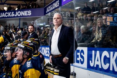 64-årige Barry Smith (t.h.), Blue Fox' amerikanske assistenttræner, forventer, at Herning-mandskabet står skarpt i aftenens semifinaledyst mod Rungsted.