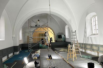 Hampen Kirke er lige blevet malet indvendigt i forbindelse med den store renovering. Bænkene er taget ud og sendt til maleren, men de kommer snart tilbage.
