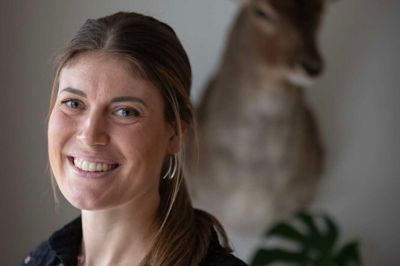 Trine Trærup Roungkvist er netop blevet udpeget som ny gruppeformand og spidskandidat for De Konservative i Silkeborg. Hun balancerer sit liv mellem familien, mand og to små drenge, et job som senioradvokat og lokalpolitisk arbejde - og så går hun på jagt, hvilket kan ses i hjemmet på Søholt Allé.