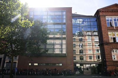 Københavns Professionshøjskole har mandag iværksat deres kriseberedskab, efter at en mand er faldet ned fra et gelænder i skolens foyer. (Arkivfoto).