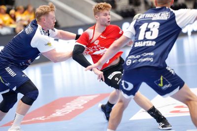 Livio Klausen (i rød trøje) var tilbage for HC Midtjylland, der tabte i Rækker Mølle.